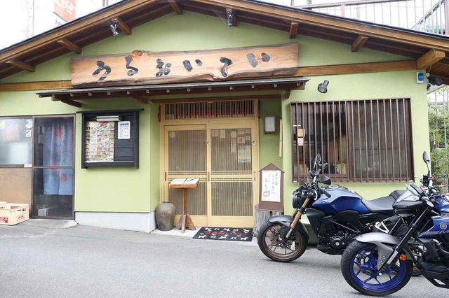 画像: お邪魔したのは富士宮焼きそば店のなかでも抜群の人気を誇る「うるおいてい」さん。全国B級グルメグランプリでも優勝した「うるおい焼きそば」(890円)は平日50食/土日100食の限定メニュー! 週末は行列覚悟で!