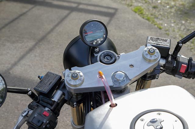 画像: ステムはXJR1300でハンドルはライザーを撤去した上でセパレート化。小型の丸型ワンボディメーターはエースウェルACE-4553だ。