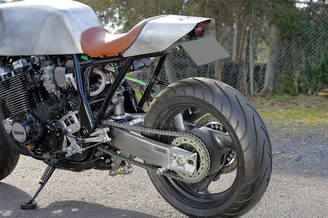 画像: 3.50-17/5.50-17サイズの前後ホイールはXJR1300。スイングアームはNJ用ウイリー製(アルミ目の字断面材・ハンドメイド)に置換されている。