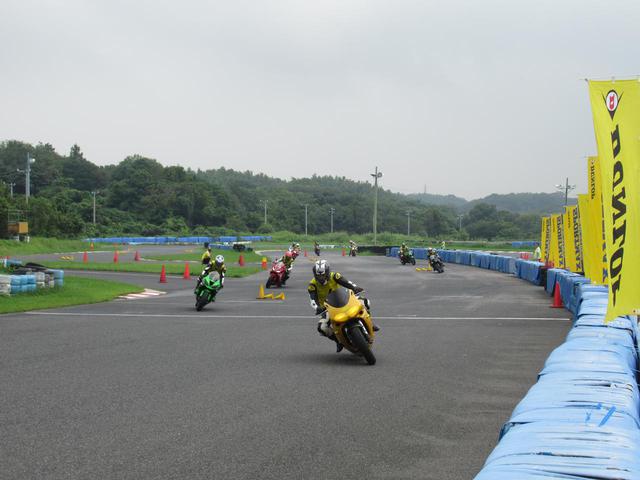 画像: 初心者歓迎! 「愛車でサーキットを走ってみたい」と思う人にぴったりのライディングスクール