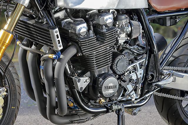 画像: DOHC4バルブ1250ccの空冷直4エンジンとBSR37キャブレターはXJR1300そのままで、オイルクーラーはツイン仕様。