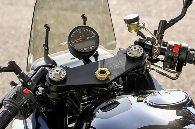 画像: すっきりとした仕立てのコクピットまわり。ステアリングステムはGS1200SSの加工品で、セパレートハンドル仕様とした。ノーマル同様にワンボディのメーターはエースウェルのACE-4533で、上側がアナログのエンジン回転計、下側は速度や時刻等を表示する多機能液晶パネルをレイアウトしたもの。