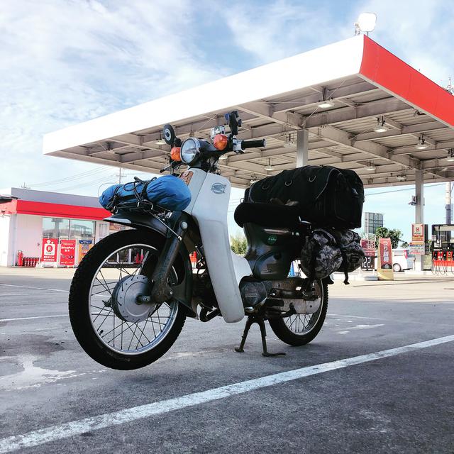 画像: 合流前にガソリンとタイヤの空気圧をチェック。今回はテントをフロントキャリアに積んだぜ。