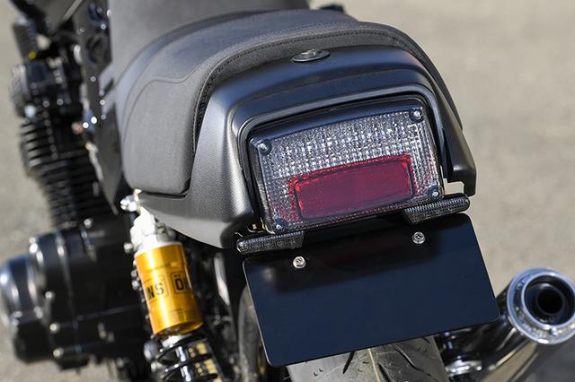 画像: テールライトはノーマル同様の角型ながら、LEDタイプに変更。その下側、ナンバー部との間には高輝度LEDによる小型ウインカーがセットされている。