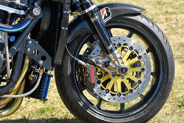 画像: フロントフォークはオーリンズφ43mmで内部チューニング。ブレーキはブレンボ・モノブロック4ピストンキャリパー+ブレンボt6mmディスクアウター(インナーはワンオフ)。各部にベータチタニウム製64チタンボルトも散りばめる。