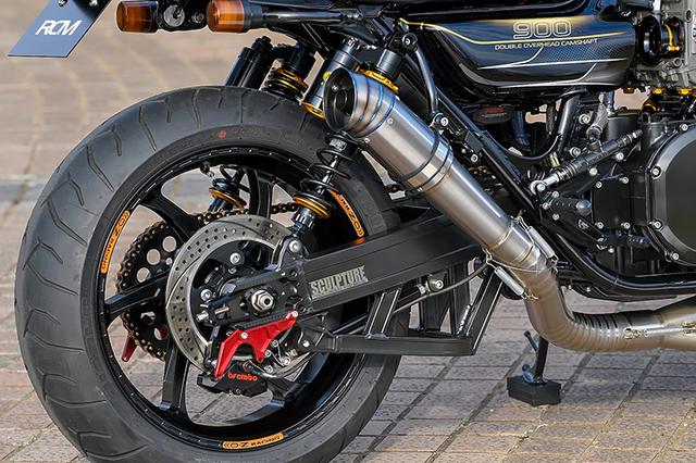 画像: リヤブレーキキャリパーもブレンボCNCに追加変更。ディスクはサンスターφ250mmでブレーキラインはショルトシステムによるアレーグリ。マフラーはナイトロレーシング・ウェルドクラフトチタン3Dでサイレンサーはナイトロレーシング・グレネードチタンV-3を組み合わせる。