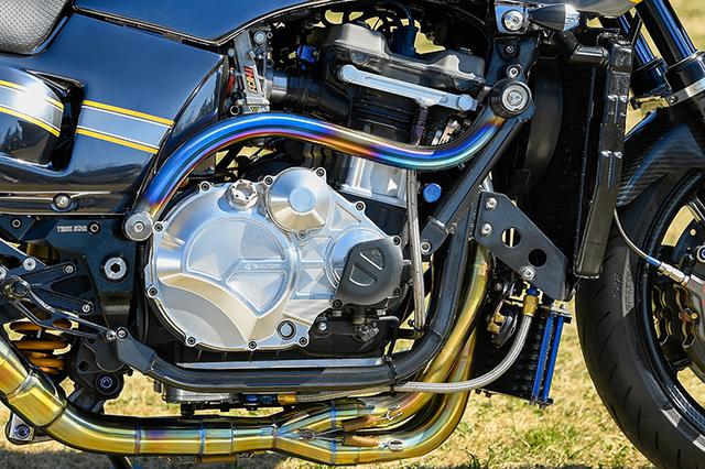 画像: エンジンはφ79mmのJEピストン×58mmストロークのZX-11クランクで1136cc仕様、FCRφ41mmキャブやKファクトリー・ディアブロチタンEX等で後軸実測165ps以上の仕様。それでいて18km/ℓの高燃費も記録、またフレキシブルな特性も得ている。