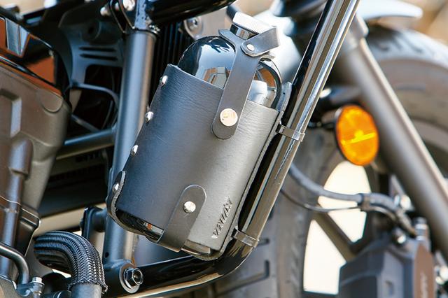 画像: ガソリンボトル&レザーホルダーセットは900cc容量で消防法適合品。航続距離が伸ばせる。このデモバイクでは、右側エンジンガードに取り付けている。