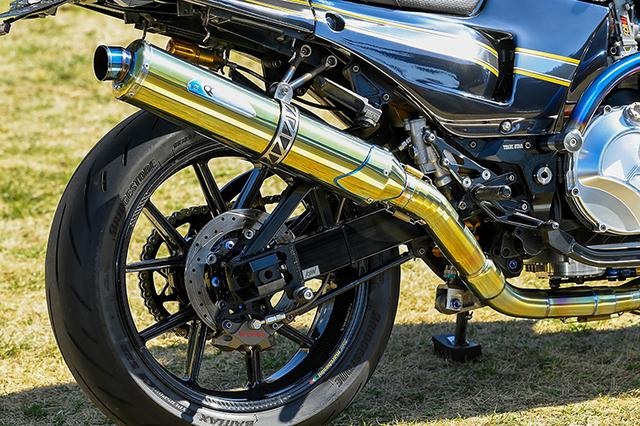 画像: 上側スタビ仕様のスイングアームはワンオフ品。ブレーキキャリパーはブレンボ2ピストン。排気系はKファクトリー製チタンフルエキを選ぶ。