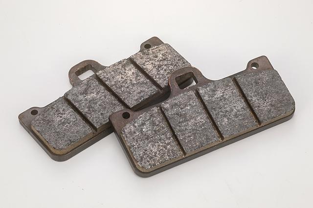 画像: ブレーキパッドも専用品(8000円+税)。ピストンやシールキット、パッドピン、パッドスプリングといった消耗品も、発売元のアクティブがもちろん準備済みだ。