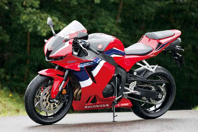 画像: ボディカラーは、兄貴分の1000RR-R同様、ホンダワークスイメージのであるトリコロール1色のみの設定。カラー名は「グランプリレッド」だ。