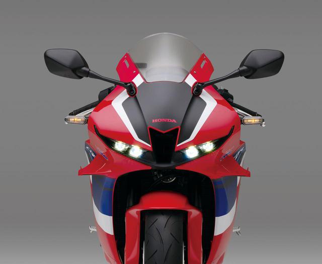 画像: 従来型の逆スラントノーズを発展させ、1000RR-Rのデザインの流れも汲んだフロントマスク。スクリーン角度は38°に設定される。