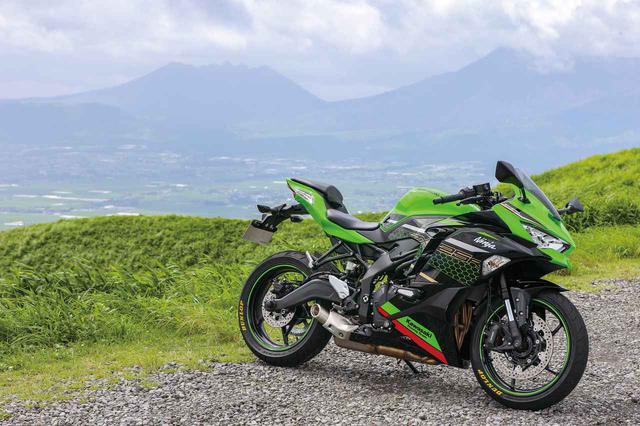 画像: Kawasaki Ninja ZX-25R SE 総排気量:249cc エンジン形式:水冷4ストDOHC4バルブ並列4気筒 最高出力:33kW(45PS)/15,500rpm ラムエア加圧時:34kW(46PS)/15,500rpm 最大トルク:21N・m(2.1kgf・m)/13,000rpm 発売日:2020年9月13日 メーカー希望小売価格:91万3000円(消費税10%込)