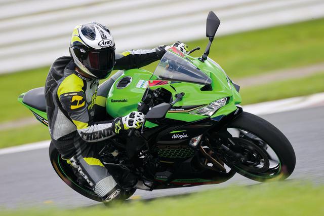 画像: Kawasaki Ninja ZX-25R SE 総排気量:249cc エンジン形式:水冷4ストDOHC4バルブ並列4気筒 最高出力:33kW(45PS)/15,500rpm ラムエア加圧時:34kW(46PS)/15,500rpm 最大トルク:21N・m(2.1kgf・m)/13,000rpm 発売日:2020年9月10日 メーカー希望小売価格:91万3000円(消費税10%込)