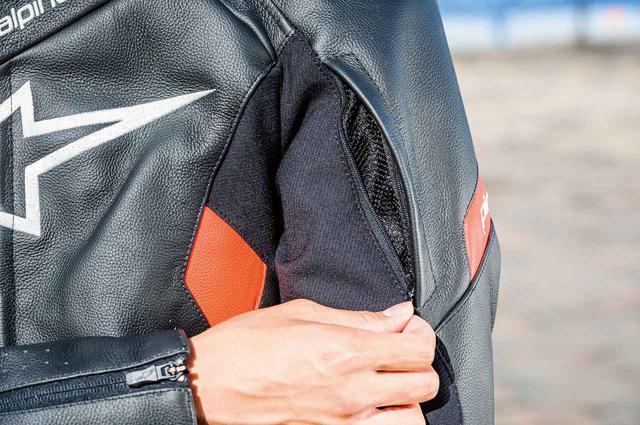 画像: 上腕部にはzip式ベンチレーションを配置。