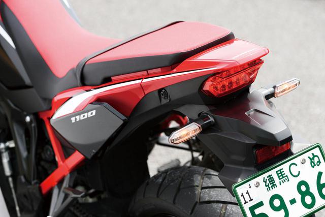画像: 別体化したアルミ製リアフレームの採用もあって、オフロード車的にスリムにまとめられたテール周り。コンパクトなテールランプだが、LEDの採用により優れた被視認性を実現。