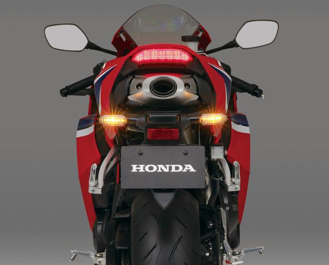 画像: ウインカーは細身のLEDに変更。センターアップマフラー上部のテールランプやナンバーステーの形状などは従来型の流れを汲む。
