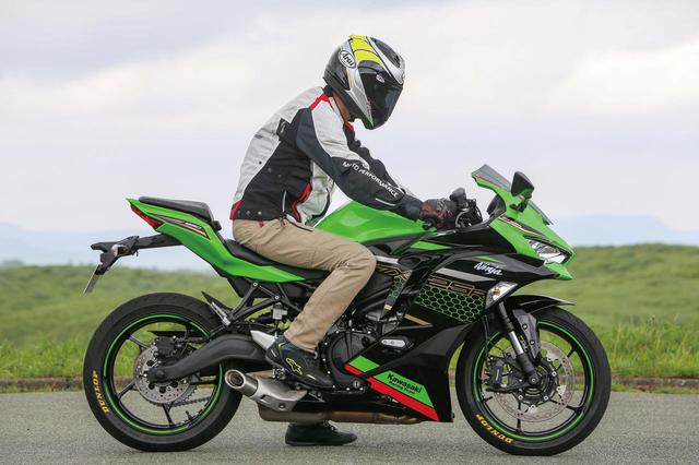 画像: Kawasaki Ninja ZX-25R SE 総排気量:249cc エンジン形式:水冷4ストDOHC4バルブ並列4気筒 最高出力:33kW(45PS)/15,500rpm ラムエア加圧時:34kW(46PS)/15,500rpm 最大トルク:21N・m(2.1kgf・m)/13,000rpm 発売日:2020年9月13日 メーカー希望小売価格:91万3000円(消費税10%込) ライダー:太田安治/身長・体重:176cm・62kg