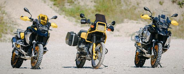 画像: 中央は「R 100 GS」 (左)「R 1250 GS」Edition 40 Years GS (右)「R 1250 GS Adventure」Edition 40 Years GS