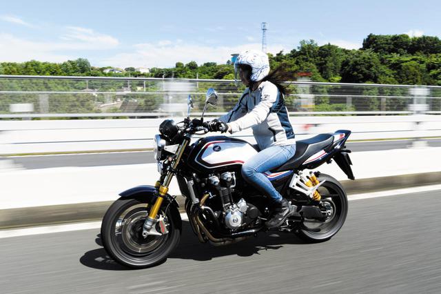 画像: 大関さおりさんも試乗しました。どんなバイクでも足着きで困ることのない高身長で足の長い大関さんも、CB1300系の「車重」はビビるとのこと。しかし「重さ」への不安は、走り出せば霧散してしまいます。