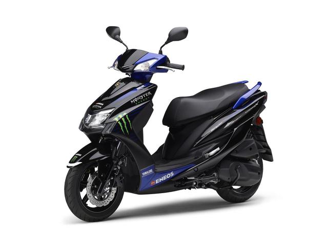 画像: シグナスXのMotoGPエディションにもモンスターエナジーやエネオス、ヤマルーブのデカールが各所にあしらわれています。
