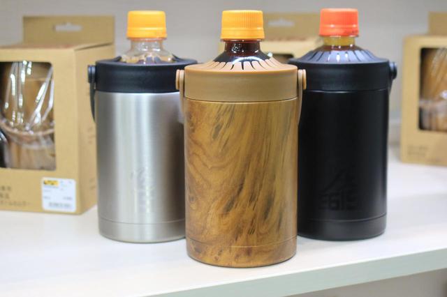 画像: 新製品発表会ではこんなアイテムも登場。ウエアだけではなく、キャンプ用品やアウトドア用品に本腰を入れ始める日も近そうです。