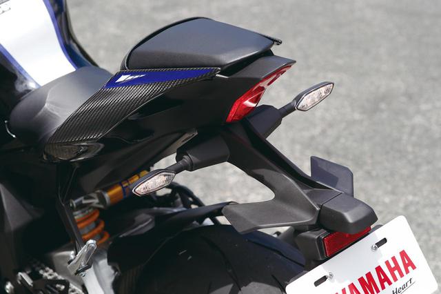 画像: 空気の流れを感じさせるユニークな形状。上級グレードのR1Mのみ、ドライカーボン製のテールカウルを追加。