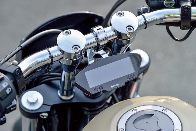 画像: 6インチ(約153mm)ライザーは参考装着品でドラッグバーをセット。センタークランプに置かれる角型デジタルメーターも開発中のアイテムだ。
