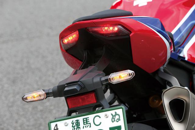 画像: 必要最小限なテールランプや、すぐに取り外せるナンバーステーなど、サーキットユースをにらんだ設定。