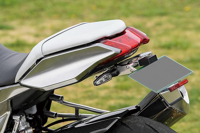 画像: フェンダーレスキットはTG-RUNのワンオフ品。テールカウルも含めたボディは刀身を思わせるように“ハガネシルバー”で、同店デモバイクとしても知られるGSX1100Sフルメタル・ハガネ同様に、アラタカデザインがペイントしている。