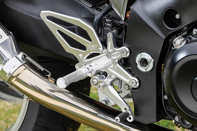画像: 5ポジションで車両との一体感やホールド感が高められるTG-RUNライディングステップKITは6万5000円+税で販売中。