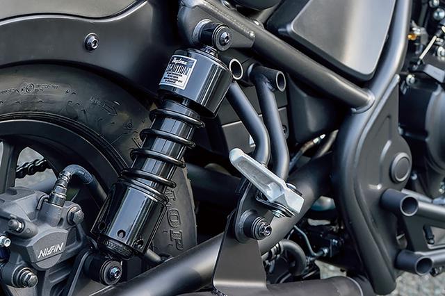 画像: 約20mm車高が下がるローダウンリアショック・ブラック・ヤマハSR/ホンダREBEL用は、レブルの安定性を高めてくれる。