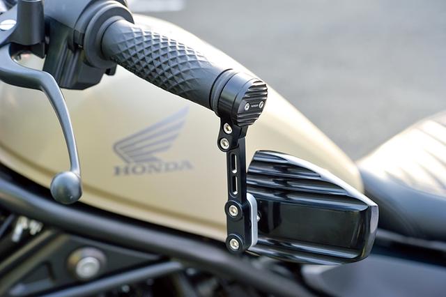 画像: ミラーはHIGHSIDERバーエンドミラー ウェーブ(本体)で同アダプターを介して装着。フロントカウルはホンダの純正オプション品。