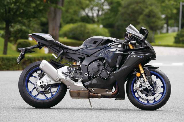 画像: 上級グレードのR1Mはボディの一部をカーボンカウルとして軽量化を果たしつつ、質感の向上も図っている。