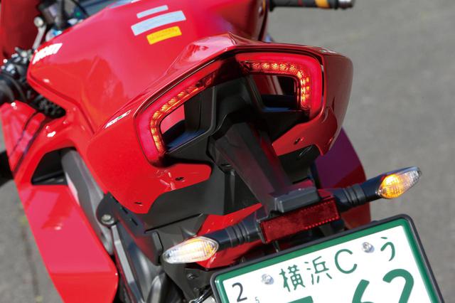 画像: 独創的な形状のテールランプ。シートカウルのホールをそのまま活かしたデザインとなっている。