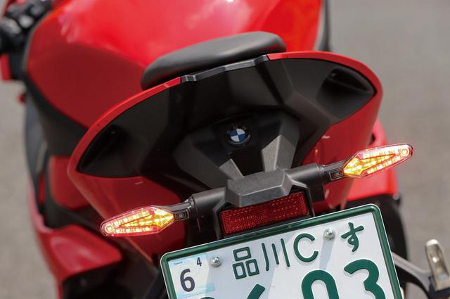 画像: テールランプはこのモデルから左右に配置した、細身のLEDウインカーと兼用となった。