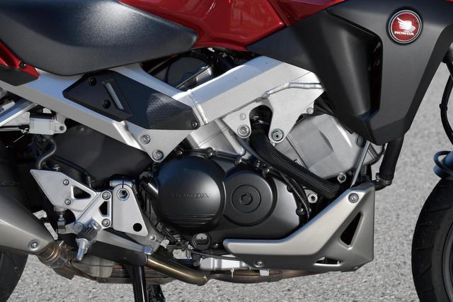 画像: HYPER VTEC機構を備える伝統の水冷V4エンジンは、幅広い走行シーンでキビキビとしたライディングを実現するために、吸排気系を中心に低中回転域のトルクを向上させるチューニングが施された。また駆動力のレベルを制御するセレクタブルトルクコントロールも採用された。