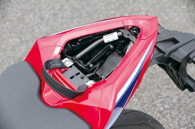 画像: ETC車載器がなんとか収まるぐらいのスペース。タンデムベルトが前側についている。