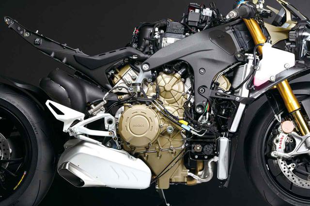画像: 総排気量:1103cc エンジン形式:水冷4ストDOHC4バルブV型4気筒 最高出力:157.5kW(214PS)/13,000rpm 最大トルク:124N・m(12.6kgf・m)/10,000rpm