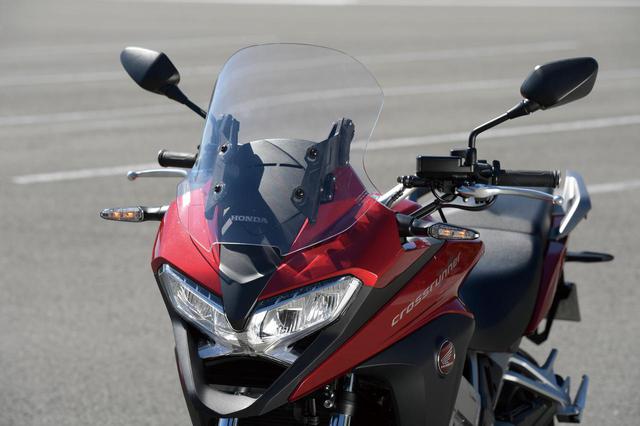 画像: ヘッドライト下のフロントスポイラーが目立つ、クロスオーバーモデルらしい独特なフロントマスク。凝ったデザインのLED ヘッドライトによって先進的で精悍な顔つきを表現しながら、個性と存在感も強く感じさせている。