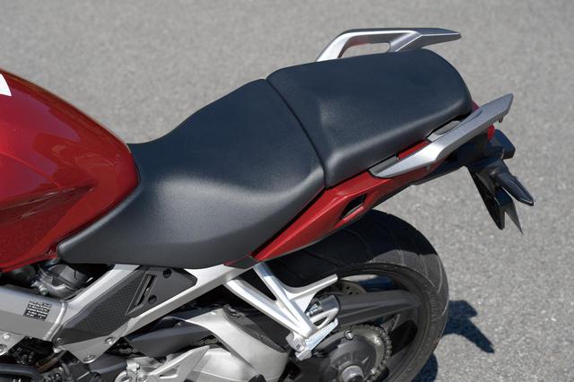 画像: スマートなデザインで優れた快適性を備えるシート。車載工具を使ってシートレール側ステーの高さを変更すれば、ライダーの好みや体格に合わせてシート高を835mm、815mmの2段階に調整できるようになっている。