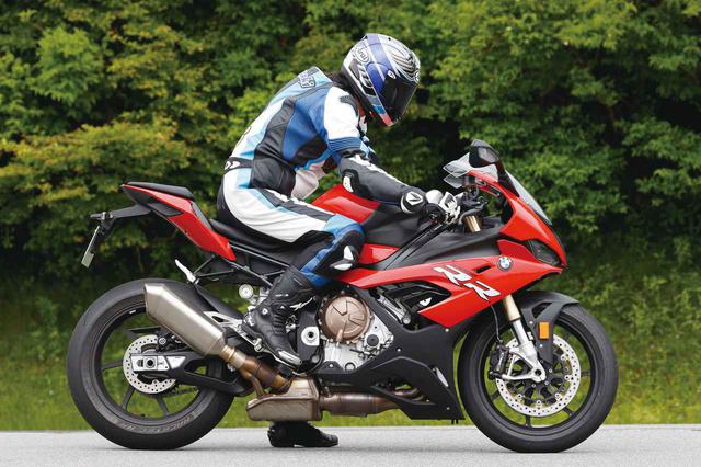 画像: シート高:824mm/ライダーの身長・体重:176cm・68kg スーパースポーツらしい戦闘的な強前傾姿勢。ただ、下半身でのホールドが自然に決まるので、高速巡航などの際、上体を支えやすい。