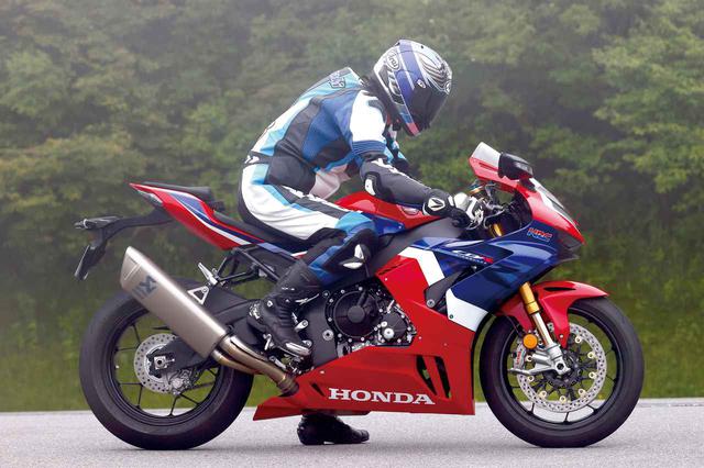 画像: シート高:830mm/ライダーの身長・体重:176cm・68kg 前傾が強く、ハンドルの角度も独特なライディングポジション。サーキットを攻めたときにフィットする割り切った設定だ。