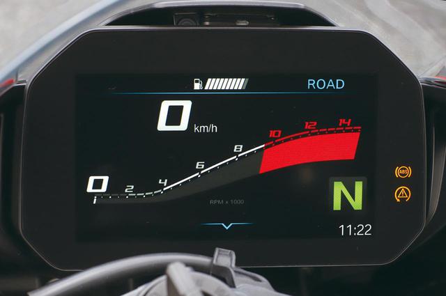 画像: 6.5インチという大型のカラーTFTメーターを採用。表示機能も多彩になったほか、各種設定もしやすくなっている。