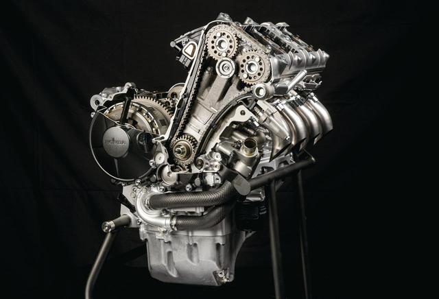 画像: 総排気量:999cc エンジン形式:水冷4ストDOHC4バルブ並列4気筒 最高出力:160kW(218PS)/14,500rpm 最大トルク:113N・m(11.5kgf・m)/12,500rpm