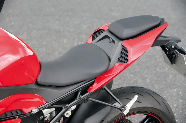 画像: ライダー、タンデムともにフラットな座面のシート。クッションは薄めだが自由度も高めだ。