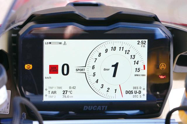 画像: トラクションコントロール、エンジンブレーキコントロール、など電子制御満載。ライディングモードはレース、スポーツ、ストリートの3種類。