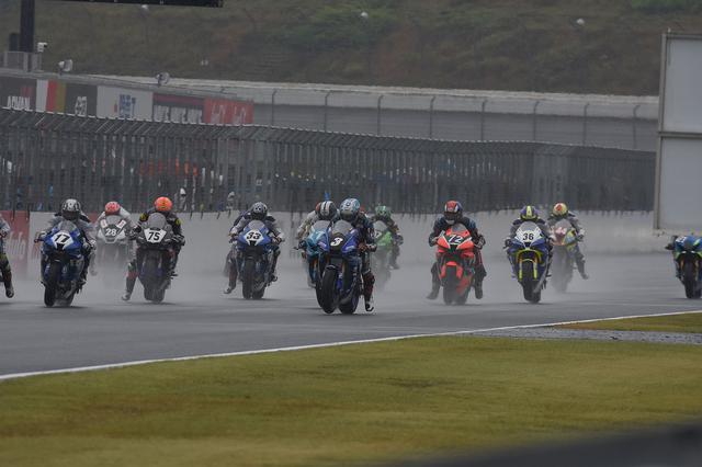 画像: スタートは一度、転倒者が出て仕切り直し スタートもリスタートも、3野左根が好スタート!