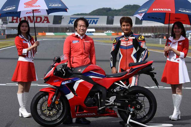画像: 本田技研工業株式会社ものづくりセンターCBR600RR開発責任者/石川譲 氏(左から2番目)もデモ走行に駆け付け、新型CBR600RRの魅力を語った。