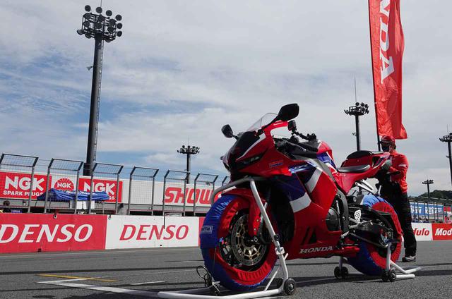 画像1: 全日本ロードレースの昼時間に、伊藤真一氏によるデモランが実現!